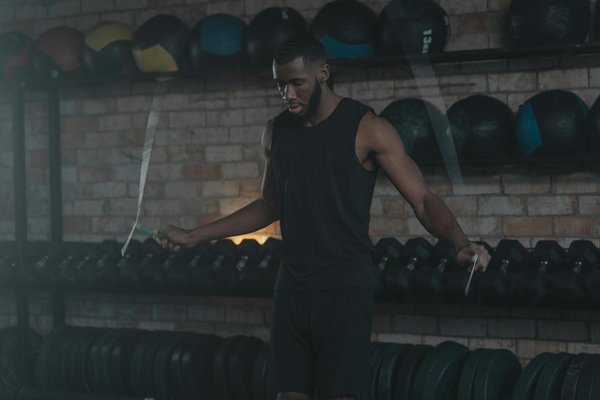 Analyse des effets d'un coup de coude sur le corps humain